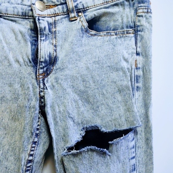 DIVIDED BY H&M DISTRESSED/RIPPED SKINNY LEG FADED DENIM BLUE JEANS LIGHT WASH 8 - Picture 5 of 12